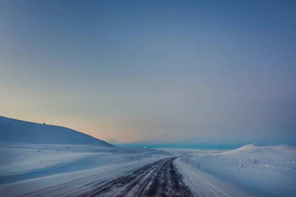 Снігові гори дорога — стокове фото