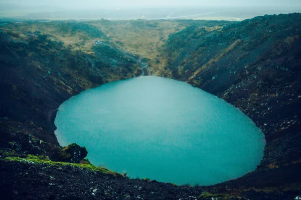 Grande lago com água azul — Fotografia de Stock