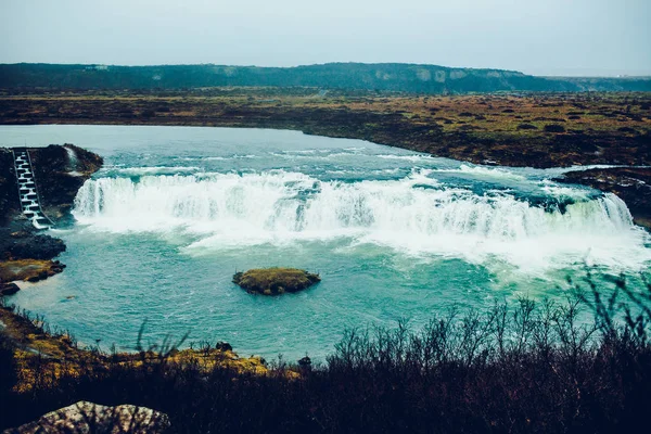 Grandes cachoeiras no vale das montanhas — Fotografia de Stock