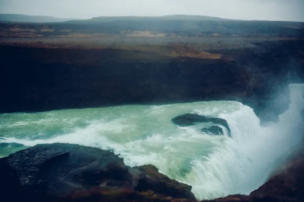 Große Wasserfälle im Gebirgstal — Stockfoto