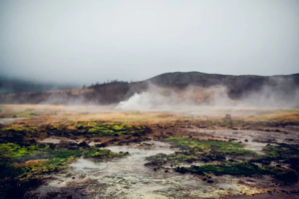 Горная долина с туманом из трещин земли — стоковое фото