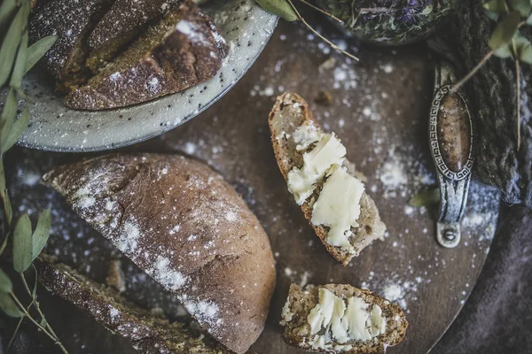 Rebanadas caseras gruesas de pan — Foto de Stock