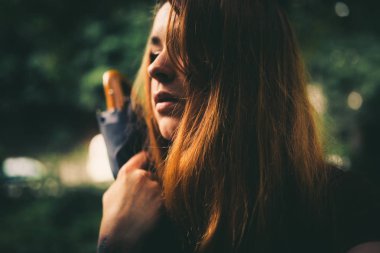 Kadın elinde şemsiye ile