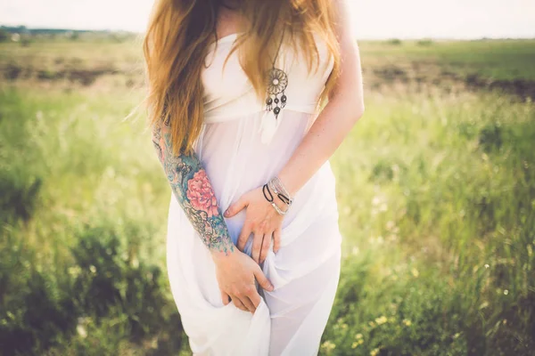 Woman in white dress in countryside field — Stock Photo, Image