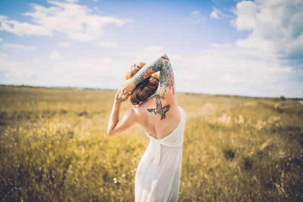 Γυναίκα στην Λευκή φόρεμα σε εξοχή πεδίο — Φωτογραφία Αρχείου