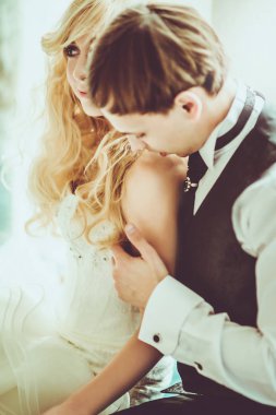 Gelin ve damat birbirlerine yakın