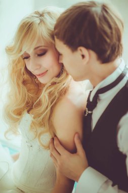 Gelin ve damat birbirlerine yakın