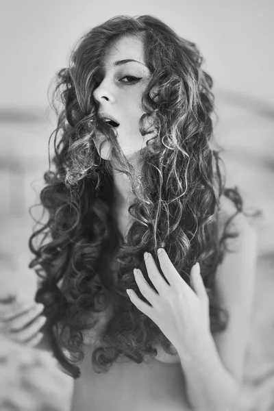 Женщина с вьющимися волосами — стоковое фото