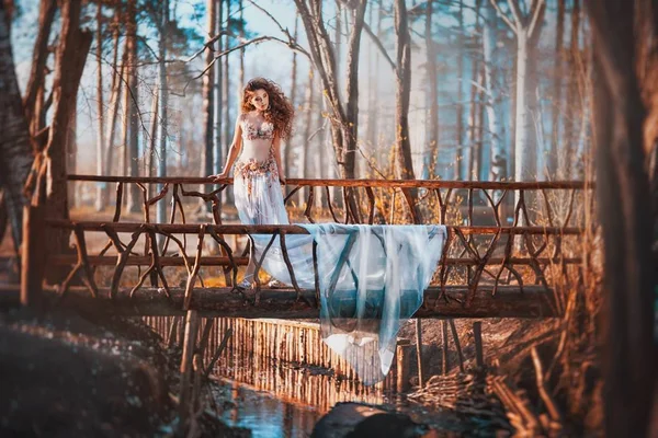 Femme en robe blanche sur le lac et la forêt — Photo