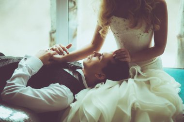 Damat gelini diz döşeme