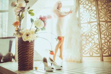 Gelinlik içinde genç ve güzel bir gelin