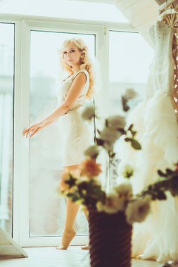 Gelinlik içinde genç ve güzel bir gelin