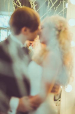 Gelin ve damadın birbirlerine sarılma 