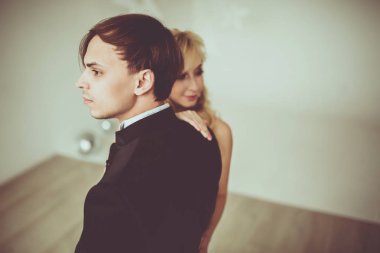 Gelin ve damat birbirine yakın duran 