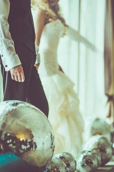 Noiva e noivo de pé perto um do outro — Fotografia de Stock