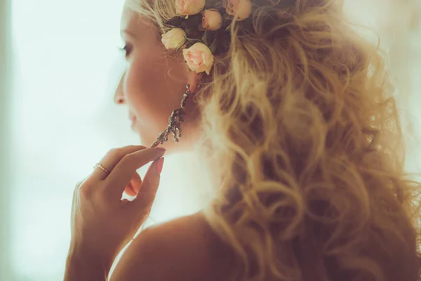 Young beautiful bride in wedding dress — Stock Photo, Image