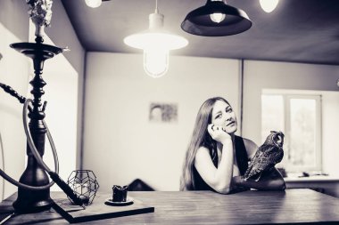 Masada oturan baykuş kadınla