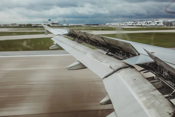 Крило посадки літаків — стокове фото