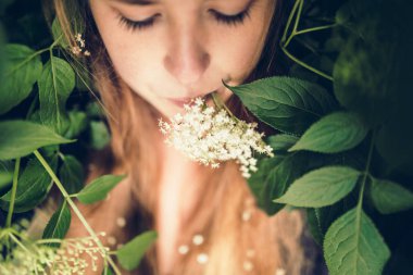 beyaz çiçekler ve güzel kadın 
