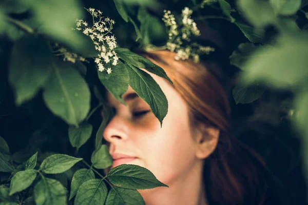 Flores blancas y hermosa mujer — Foto de Stock