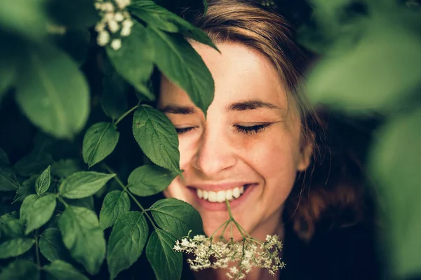 Witte bloemen en mooie vrouw — Stockfoto