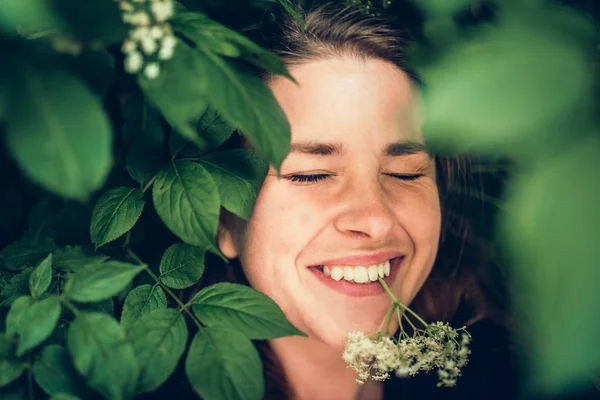 Witte bloemen en mooie vrouw — Stockfoto