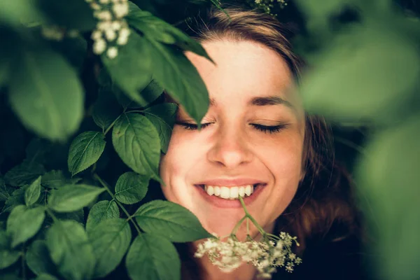 Flores blancas y hermosa mujer — Foto de Stock