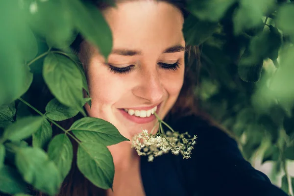 Witte bloemen en mooie vrouw — Stockfoto