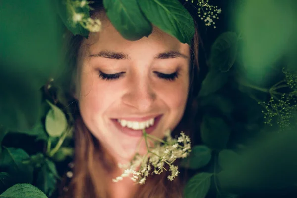 Flores blancas y hermosa mujer — Foto de Stock