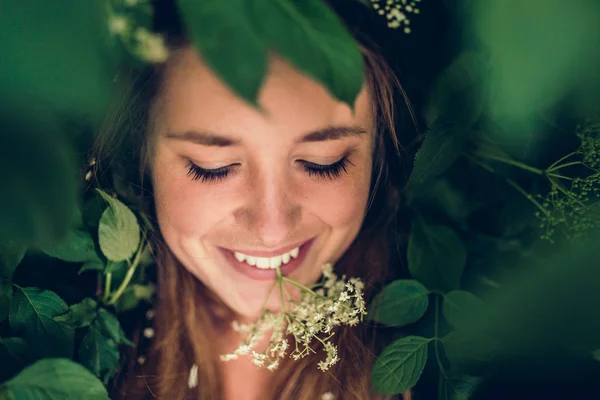 Flores blancas y hermosa mujer — Foto de Stock