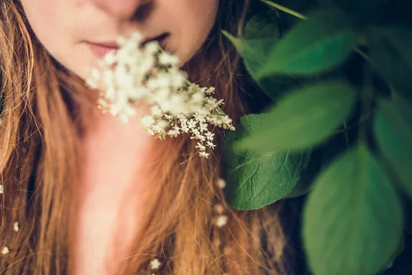 Flores blancas y hermosa mujer — Foto de Stock