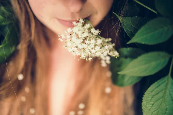 Λευκά λουλούδια και όμορφη γυναίκα — Φωτογραφία Αρχείου