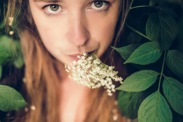 Flores blancas y hermosa mujer — Foto de Stock