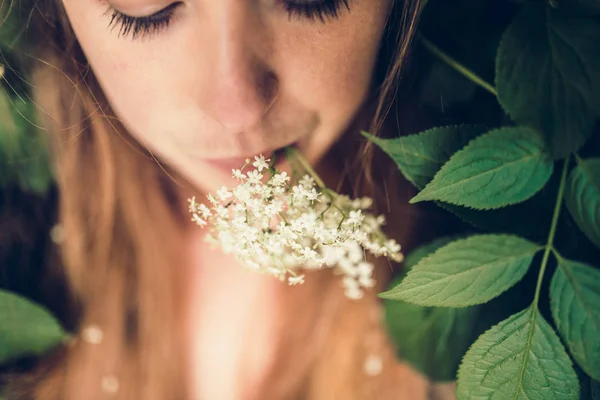 Flores blancas y hermosa mujer — Foto de Stock