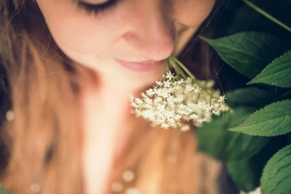 Flores brancas e mulher bonita — Fotografia de Stock