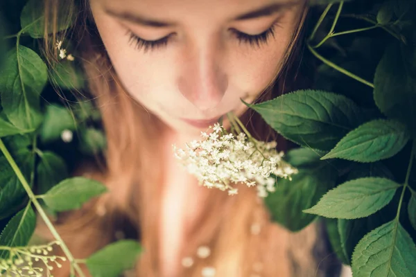 Flores blancas y hermosa mujer — Foto de Stock