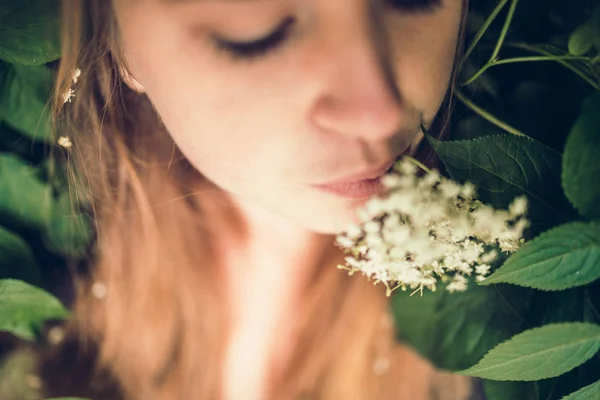 Flores blancas y hermosa mujer — Foto de Stock