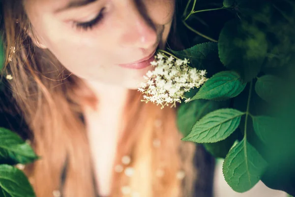 Flores blancas y hermosa mujer — Foto de Stock