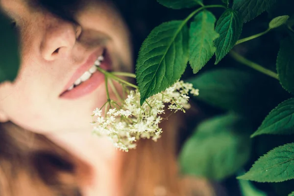 Flores blancas y hermosa mujer — Foto de Stock