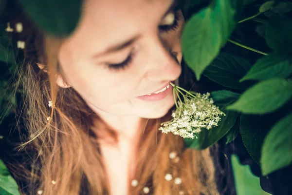 Witte bloemen en mooie vrouw — Stockfoto