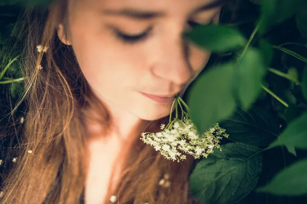 Flores blancas y hermosa mujer — Foto de Stock