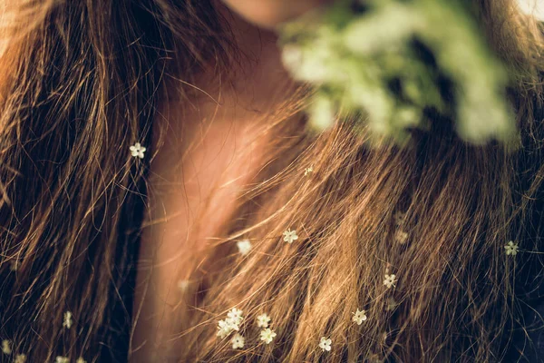 Witte bloemen en mooie vrouw — Stockfoto