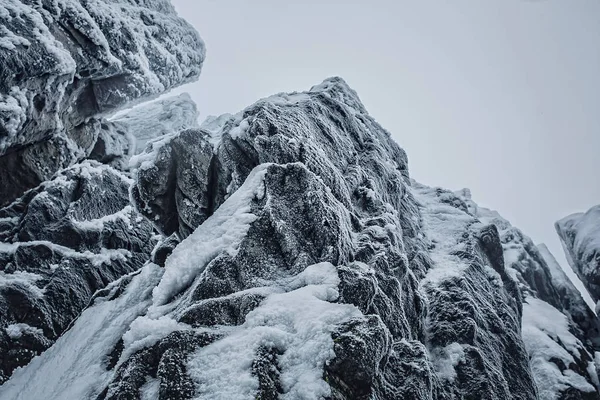 Rotsen bedekt met sneeuw — Stockfoto