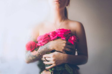 Pembe gülleri olan kadın