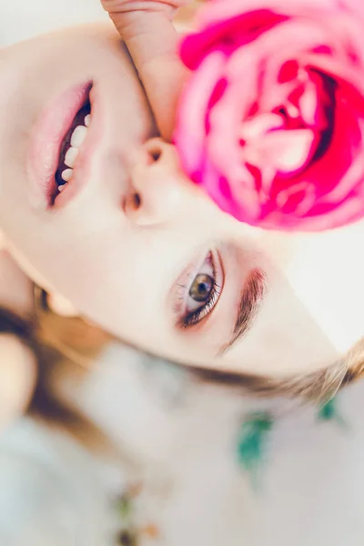 Woman with pink rose — Stock Photo, Image