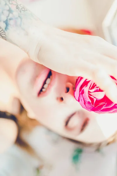Vrouw met roze roos — Stockfoto