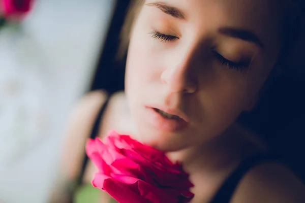 Kobieta z różą różowy — Zdjęcie stockowe
