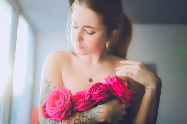 분홍빛 장미를 가진 여인 — 스톡 사진