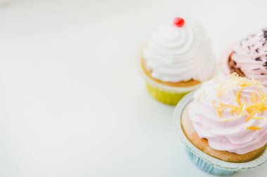 beyaz üzerine üç top kek