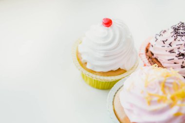 beyaz üzerine üç top kek